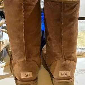 Ugg boots brown high size 8 used but still great condition